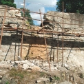Destrukce zdi v místě odvodňovače