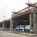 Boční pohled na silniční most s během osazování konstrukce pro výměnu železobetonových předpjatých nosníků