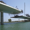 Obr. 9 – Vyzdvihování střední části mostovky