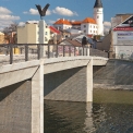 Socha ptáka uprostřed mostu je symbolem volnosti a svobody.