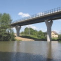 Dokončená nosná konstrukce a příslušenství mostu