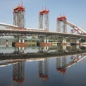 Intenzivní práce běží i na výstavbě Trojského mostu.
