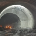 Přechod třípruhového a dvoupruhového tunelu v primárním ostění