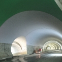 Třípruhový tunel v definitivním ostění s odbočkou do strojovny vzduchotechniky