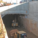Po zprovoznění povrchů, probíhalo odtěžení vlastního profilu tunelových trub klasickými tunelářskými mechanismy.