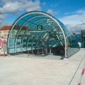 Dokončený výstup z obnoveného vestibulu metra Hradčanská
