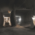 Pohled na stavební práce v tunelové troubě II v úseku před demontáží dočasné výztuže primární obezdívky dílčích výrubů