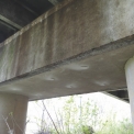 Obr. 3 – Připravená místa pro nedestruktivní testování betonu na spodním povrchu pilíře P2