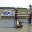 Obr. 1 – Aplikace asfaltového izolačního pásu na betonovou mostovku (Zdroj: autor)