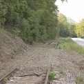Obr. 4 – Zemito-kamenitý proud na trati Zbraslav – Vrané nad Vltavou v srpnu 2003 [zdroj: archiv ARCADIS Geotechnika a. s.]