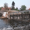Obr. 6 – Stržená ocelová konstrukce mostu leží na nasypaných poloostrovech a základu pilíře.