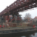 Obr. 9 – Výstavba středního pole NK mostu; zavěšování předmontovaného bednění z lodí