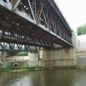 Obr. 1 – Atmosféra přemostění řeky Radbuzy před stavbou – zleva silniční obloukový most, most ve „3. koleji“, dvojice snášených mostů, most na trati na Železnou Rudu