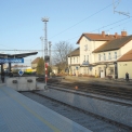 Obr. 12 – Kusá kolej pro zaústění regionální trati ze Sedlčan. Stanice Olbramovice získala i nové nástupiště, zabezpečovací zařízení a modernizovanou budovu pro výpravčího (konec listopadu 2011).