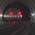 Obr. 16 – Černý stín na fotce je dvousetmetrové meziportálí mezi Votickým a Olbramovickým tunelem.
