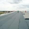 Obr. 1 – Asfaltové izolační pásy na betonové mostovce. Zdroj: vlastní.