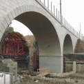 Průběh výstavby: nový most v koleji č.2 v provozu, probíhající demolice starého nadjezdu v koleji č.1