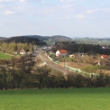 Pohled na stanici Olbramovice od výjezdu z Olbramovického tunelu. Vlevo trať do Sedlčan, vpravo zbytky náspu původní trati.
