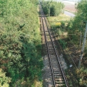 Pohled na původní jednokolejnou trať u Bystřice ve směru k Olbramovicím ze stávajícího silničního nadjezdu.