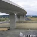 SO 205 – Podhled betonu NK směrem od Lešné; na mostě probíhá betonáž říms.