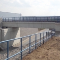 Fáze 1B – Detail mostu ve směru od MÚK Hostivice. V popředí příprava pro NK, která bude doplněna v rámci připravovaného projektu modernizace trati Praha – Kladno.