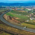 Trasa silnice R7 v zářezu u obce Spořice km 13,200 ve směru na Německo