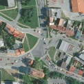 Obr. 2a – Přestavba křižovatky řízené SSZ na OK (zdroj www.mapy.cz, maps.google.com)