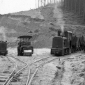 Stavba násypu tělesa dálnice pomocí motorových lokomotiv Orenstein&Koppel a motorového válce Praga