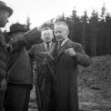 Ministr veřejných prací pan Dominik Čipera při prohlídce stavebního díla na podzim roku 1940