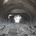 Ražený tunel v primárním ostění pod bulvárem s horkovodem v profilu tunelu