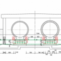 Podchycení patek horkovodu ocelovými nosníky UPN 350 (zeleně) s rektifikačními díly (červeně)