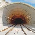 Jižní portál tunelu Turecký vrch s pevnou jízdní dráhou