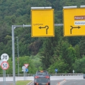 Obr. 13 – Dopravní značení na turbo‑okružní křižovatce ve Slovinsku (zdroj: Ing. Martin Smělý)