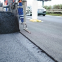 Jako pojivo se používá silniční asfalt s přídavkem organických vláken, která fungují jako tlumič hluku