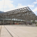 Wien Praterstern, krytý přednádražní prostor rekonstruované železniční stanice sloužící jako terminál tramvajové dopravy.