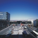 Wels, novostavba výpravní budovy s přednádražním prostorem, ve kterém je umístěn terminál autobusové dopravy.