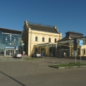 Ostrava-Svinov, pohled na propojení soudobé a původní architektury dvou výpravních budov, které jsou v kontrastu, ale zároveň jedna respektuje druhou