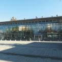 Ostrava-Svinov, pohled na novou bohatě prosklenou výpravní budovu, za níž jsou zřetelné obrysy původního objektu