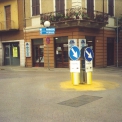 MiniOK v Itálii (Cattolica) – středový „ostrov“ tvořen pouze dopravním značením.