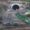 SÚ č. 65 – Budování zemního tělesa násypu ve směru k jižnímu portálu tunelu