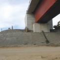 SÚ č. 63 – Budování zemního kužele u mostní opěry OP 2 nové železniční estakády