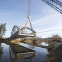 Zásun ocelové konstrukce pomocí jeřábu – most přes řeku Nežárku