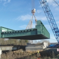 Osazení ocelové konstrukce na ložiska – most přes řeku Lužnici