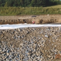 Obr. 5 – Počáteční fáze sypání vyztuženého násypu v předpolí mostu (srpen 2013)