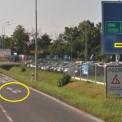 Olomouc-Holice: Příklad, kdy je dopravní značení před spirálovou okružní křižovatkou pro řidiče nejasné a matoucí. 