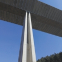 Obr. 10 – Vysoké pilíře viaduktu přes Údolí potoka Lodina, dálnice D1, Slovensko