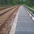 Kompozitní mřížkové rošty na železničním mostě