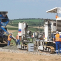 Obr. 3 – Realizace cementobetonového krytu cyklostezky na Uherskohradišťsku