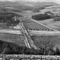 Pohled na stavbu dálnice v údolí říčky Býkovky. Vlevo přeložka silnice z Černé Hory do obce Žernovník (1940)