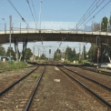 Celkový pohled na most překračující trať ČD